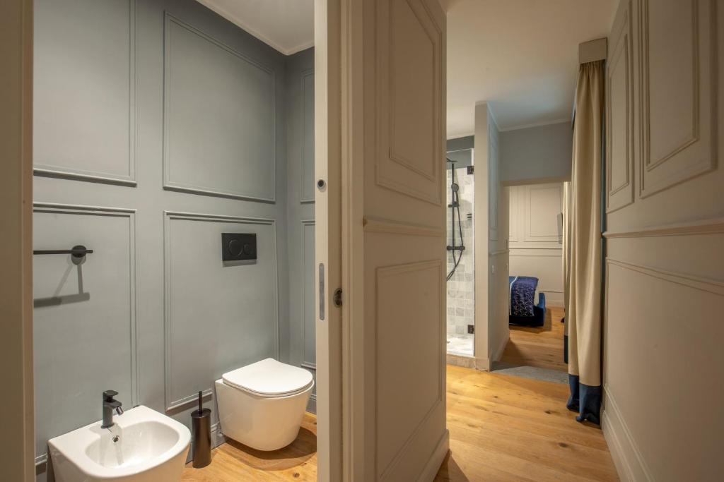 A bathroom at Garden Palace