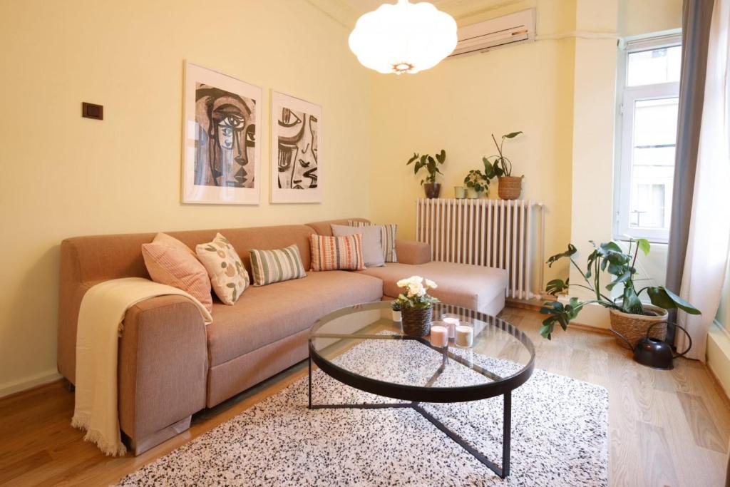 sala de estar con sofá y mesa de cristal en Vibrant Flat with Excellent Location in Beyoglu, en Estambul