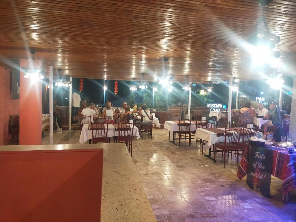 Restaurace v ubytování Mustafa Hotel