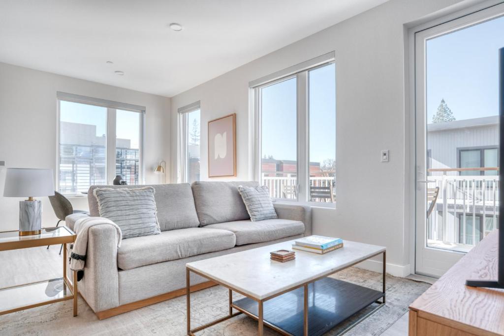 a living room with a couch and a table at Menlo Park 2br w ac lounge wd nr Menlo Park SFO-1322 in Menlo Park