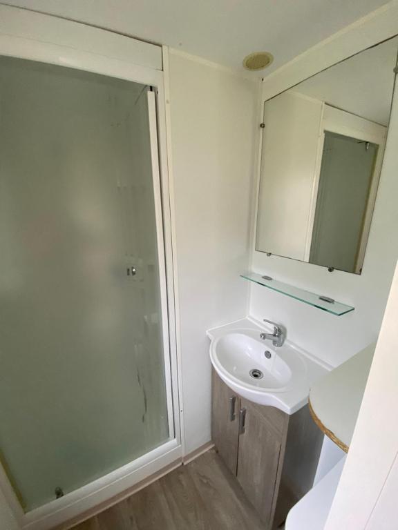 Fotografia z galérie ubytovania Mobilhome cosy 3 chambres Cœur de Vendée v destinácii La Boissière-de-Montaigu