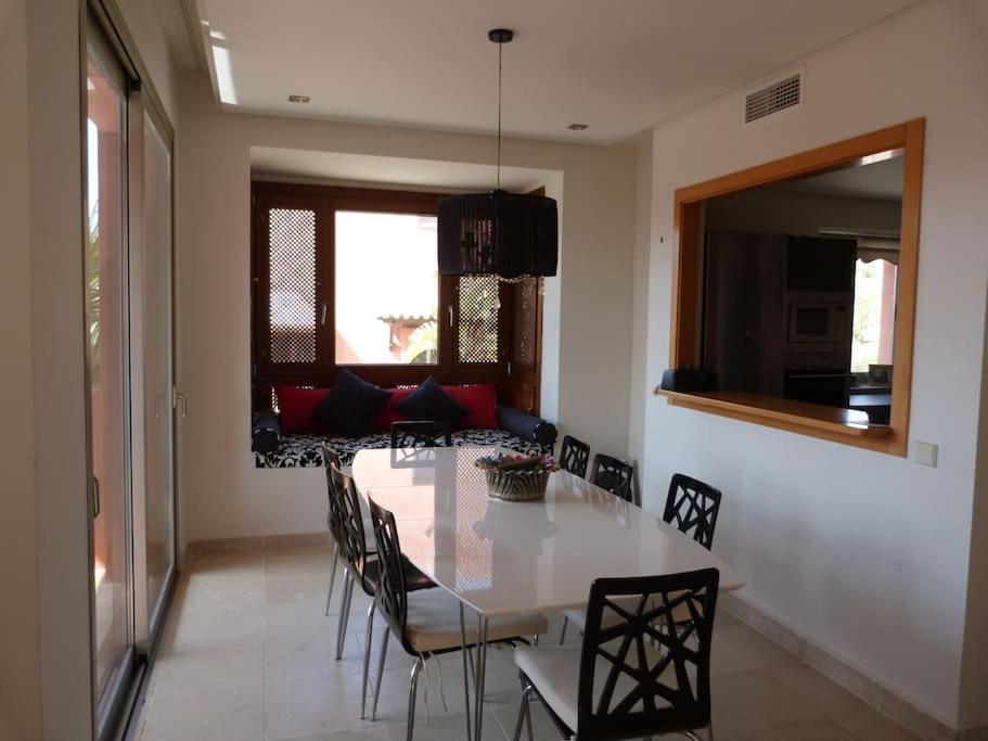 Posezení v ubytování Luxurious Townhouse with sea views