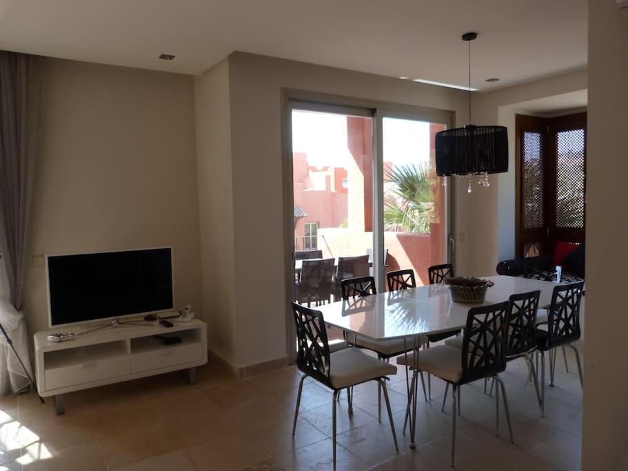 TV a/nebo společenská místnost v ubytování Luxurious Townhouse with sea views