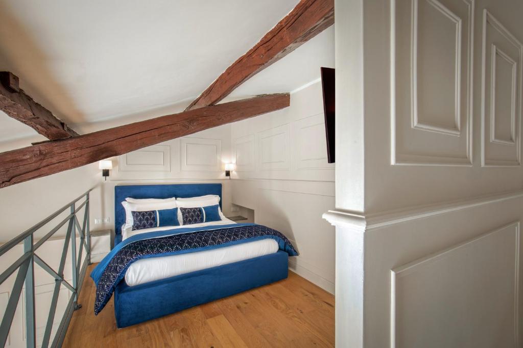 A bed or beds in a room at Garden Palace