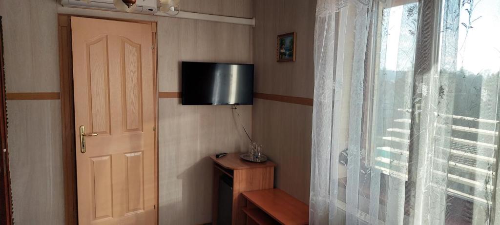Televízia a/alebo spoločenská miestnosť v ubytovaní Kisherceg Szálláshely