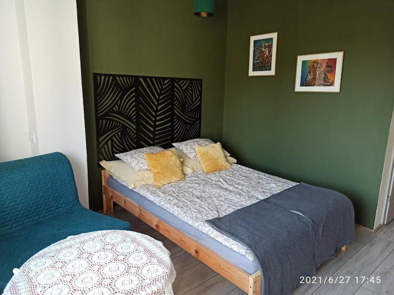 1 dormitorio con 1 cama y 1 silla en Sercówka Międzyzdroje, en Międzyzdroje