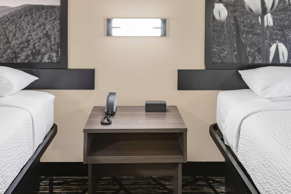 Super 8 by Wyndham Charlottesville photo