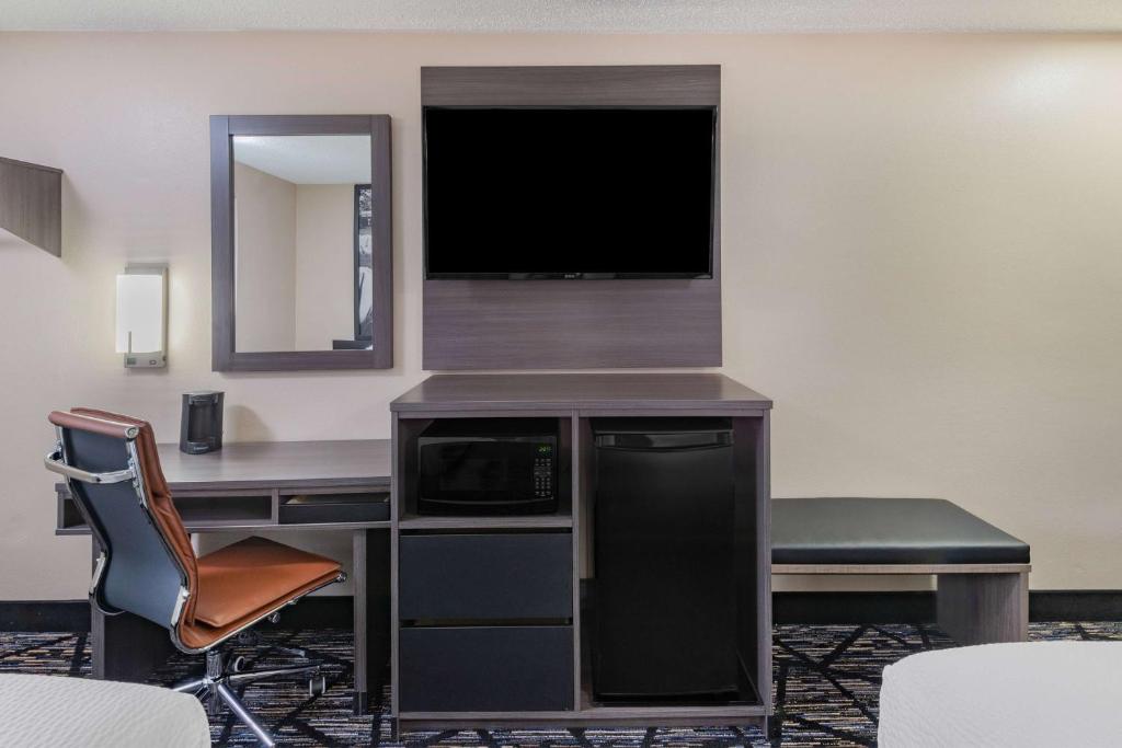 Super 8 by Wyndham Charlottesville photo
