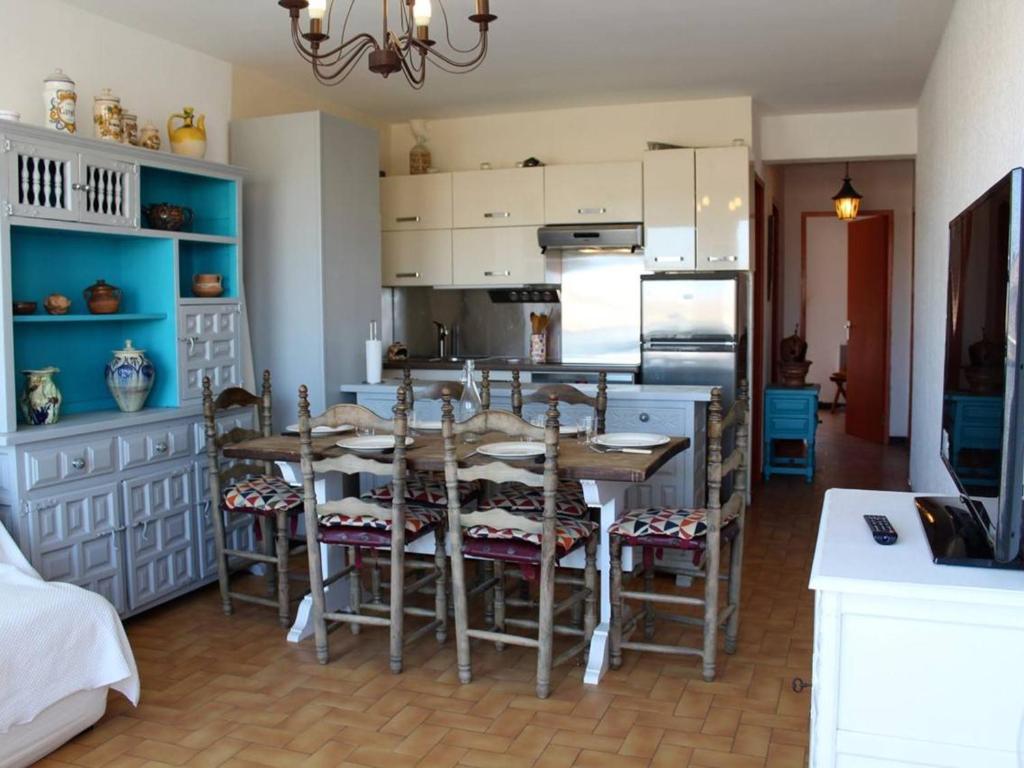 cocina y comedor con mesa y sillas en Appartement Port-la-Nouvelle, 3 pièces, 6 personnes - FR-1-229C-746, en Port-la-Nouvelle