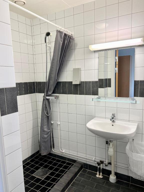 Koupelna v ubytování Vandrarhem Nattmössan