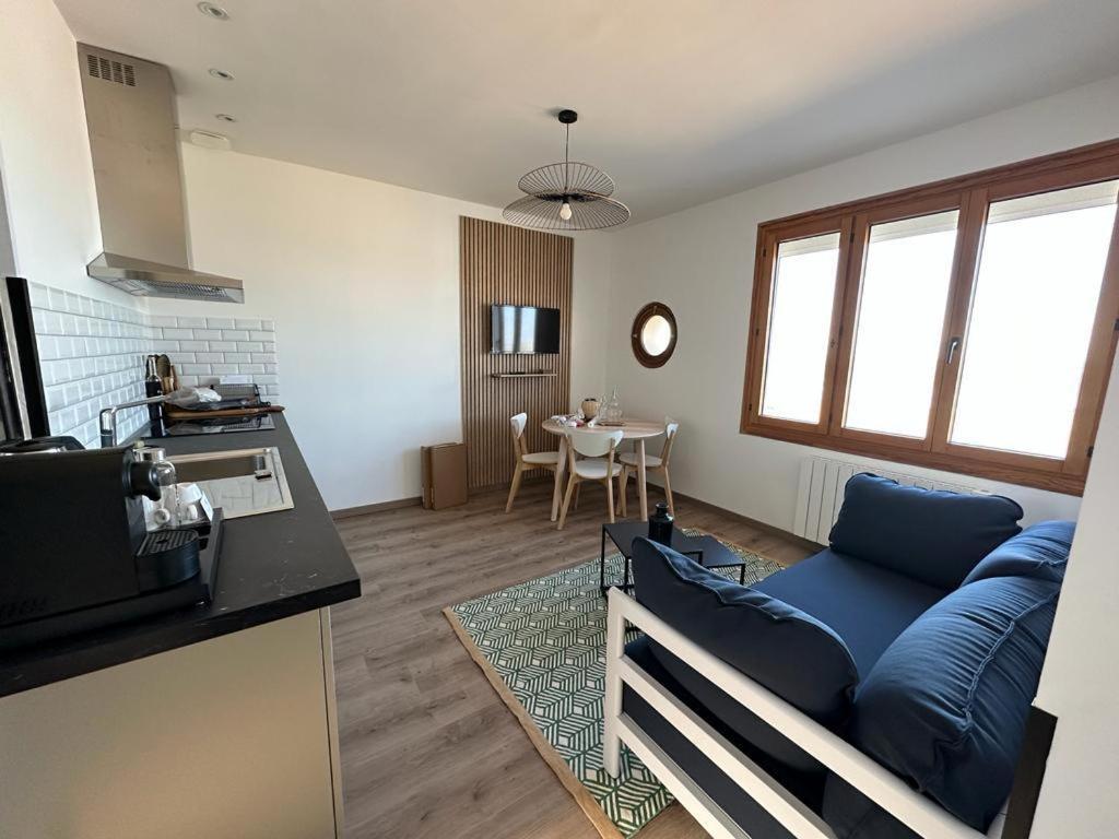 Kuchyňa alebo kuchynka v ubytovaní La Galonière Noire, appartement vue mer