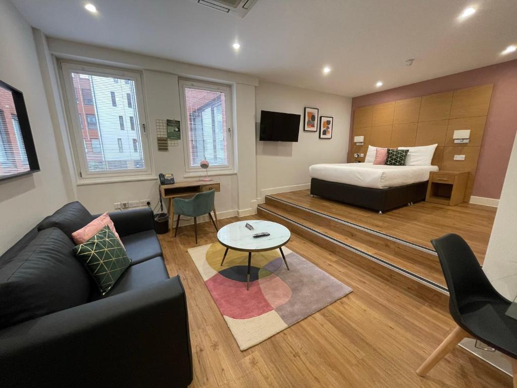 uma sala de estar com uma cama e um sofá em House of Fisher - 100 Kings Road em Reading