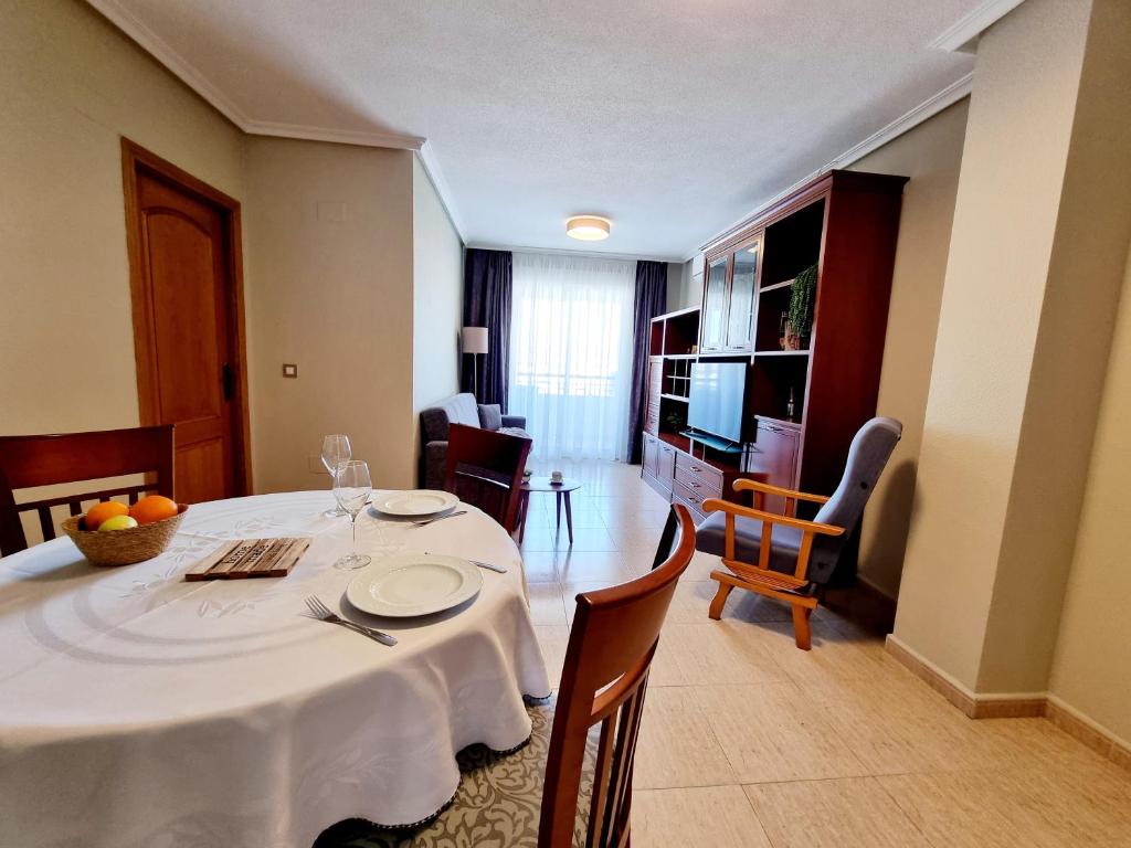 TV a/nebo společenská místnost v ubytování Comfortable Apartment in Excellent Location