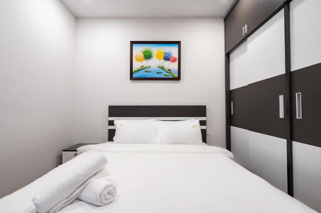 ein Schlafzimmer mit einem weißen Bett mit einem schwarzen Kopfteil in der Unterkunft River Panorama 2Bedroom*Kingbed*Infinity Pool in Ho-Chi-Minh-Stadt