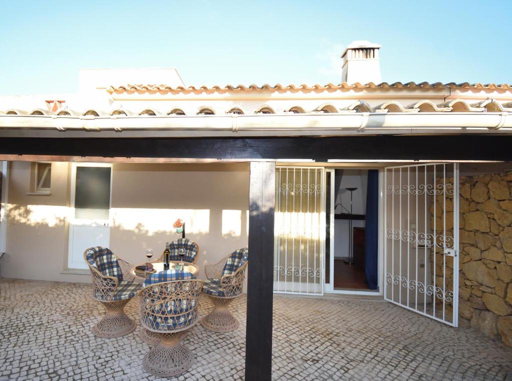 a house with a patio with a table and chairs at Casa Coriska in Algoz