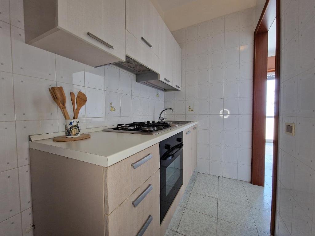 A kitchen or kitchenette at Casa Vacanza Maria Fronte mare