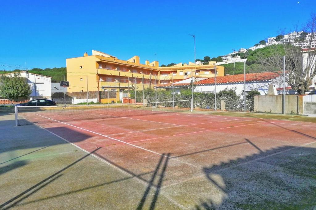 Tenis alebo squash v ubytovaní VACAY Apartamento Fanny, a pie de playa, en la Costa brava, L'Escala! alebo jeho okolí