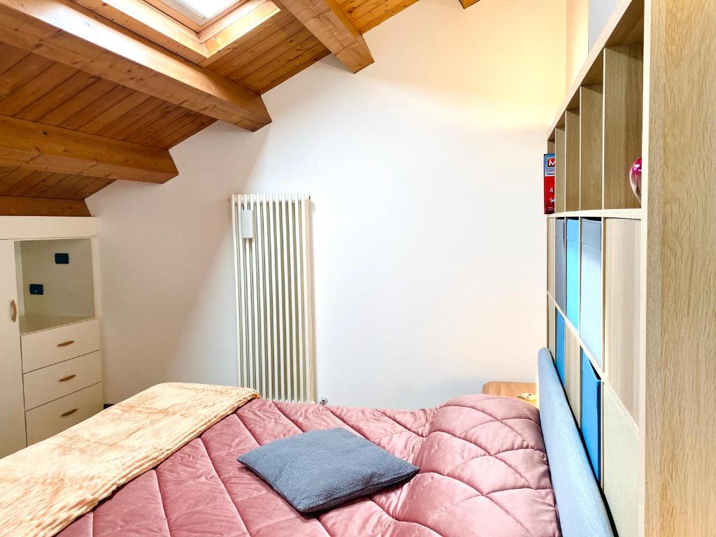 a bedroom with a bed and a wooden ceiling at SUITE - Alessandra Holiday House in Piove di Sacco