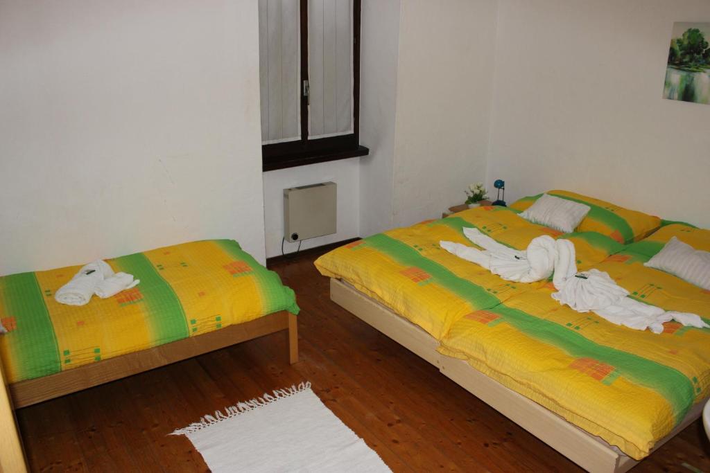 Postel nebo postele na pokoji v ubytování Osteria con alloggio Ul Furmighin