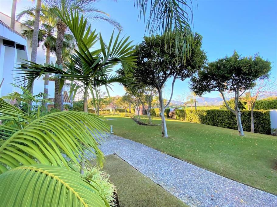 Vonkajšia záhrada v ubytovaní Breathtaking apartment, Paradise Palm View Marbella