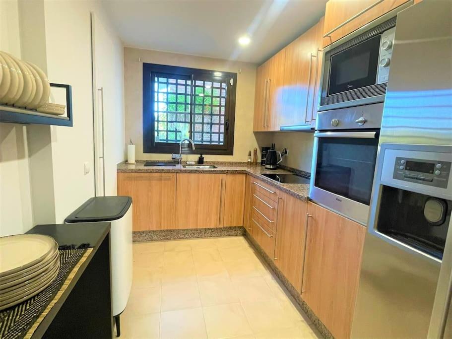 Kuchyňa alebo kuchynka v ubytovaní Breathtaking apartment, Paradise Palm View Marbella