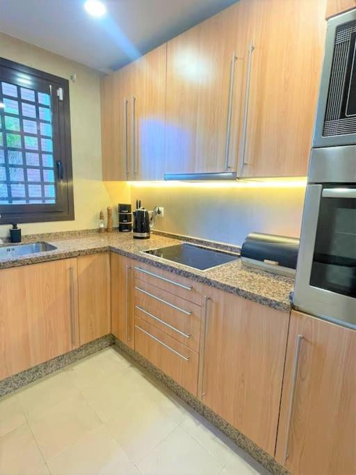 Kuchyňa alebo kuchynka v ubytovaní Breathtaking apartment, Paradise Palm View Marbella