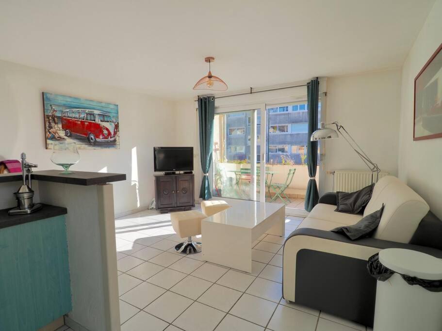Televízia a/alebo spoločenská miestnosť v ubytovaní Aix-les-Bains appartement centre ville avec terrasse et box privé