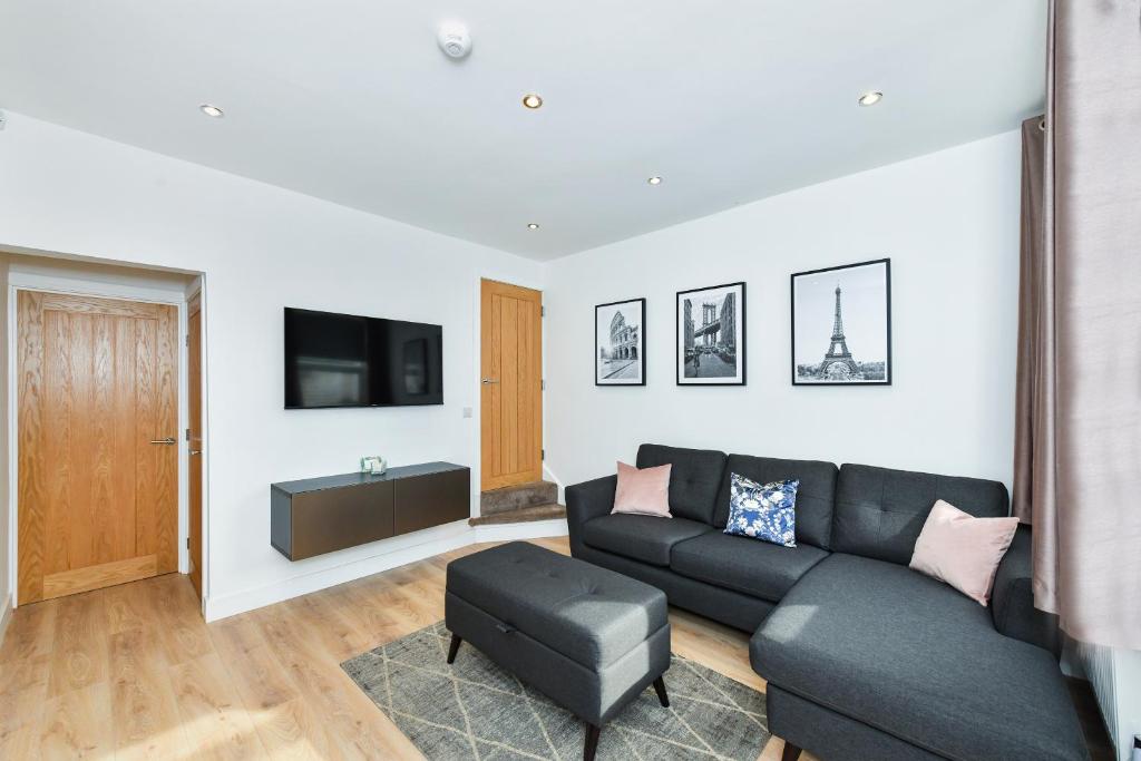 sala de estar con sofá y TV en Claude House - charming 4Bedroom Home, en Nottingham