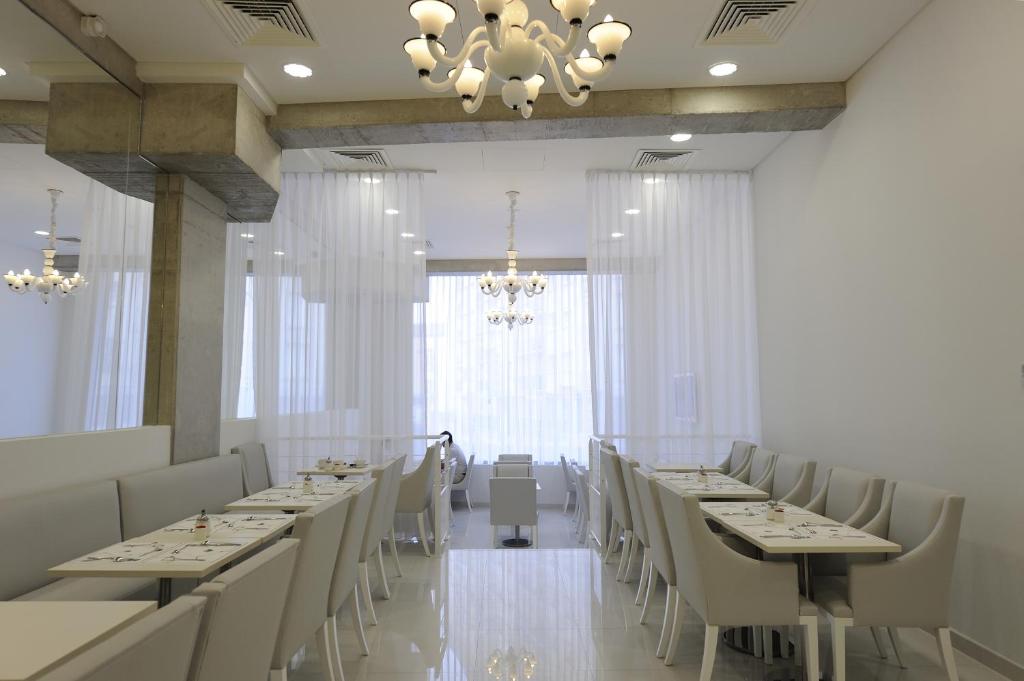 Гостиная зона в Kyriad Prestige Perpignan Centre Gare