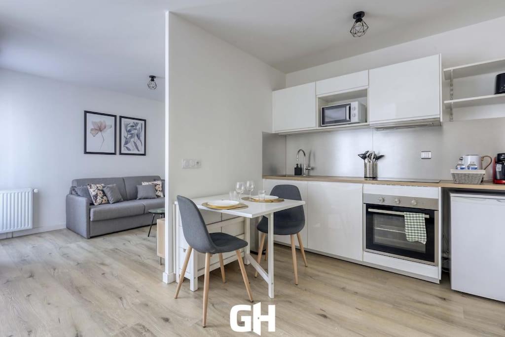 a kitchen and a living room with a table and chairs at Le Season - Bel appartement - Proche Disney & Paris RER E in Villiers-sur-Marne