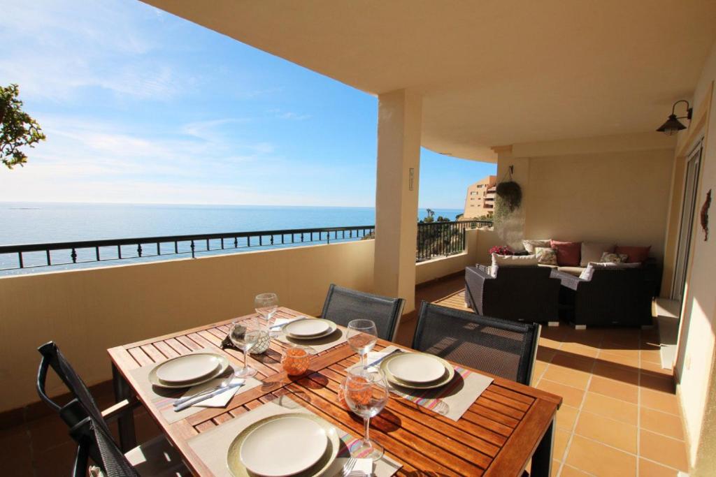 uma mesa de jantar com vista para o oceano em Apartamento en Mascarat Beach, Urb Oasis Beach 1 em Altea