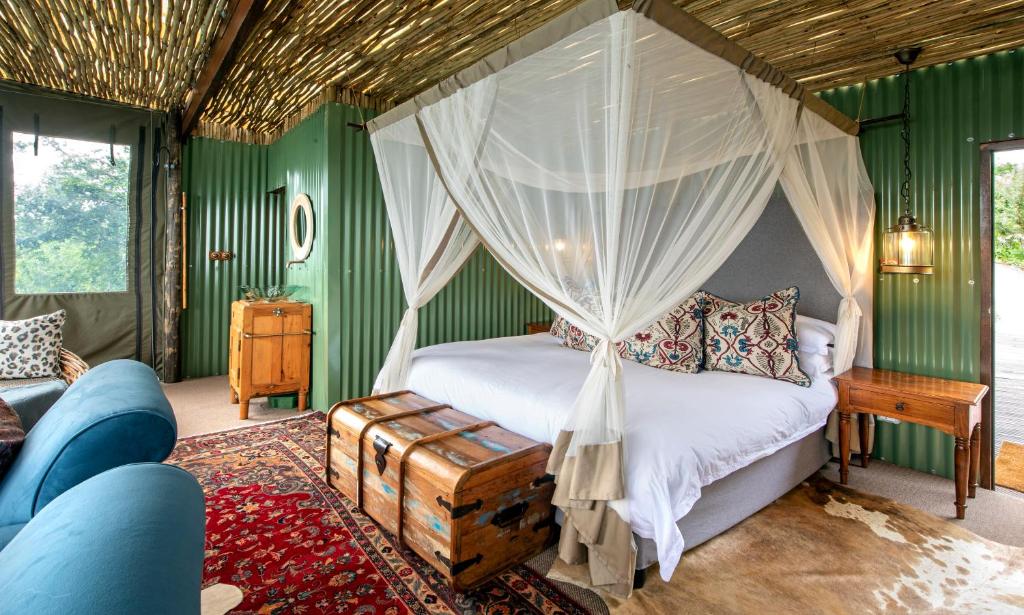 una camera con letto a baldacchino di Camp Figtree by The Oyster Collection ad Addo
