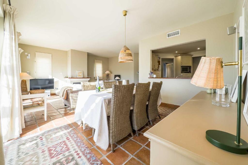 Telewizja i/lub zestaw kina domowego w obiekcie 92-Apartment With Fantastic Views, Miraflores, Mijas