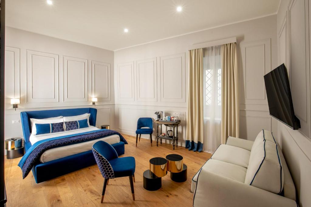 A bed or beds in a room at Garden Palace