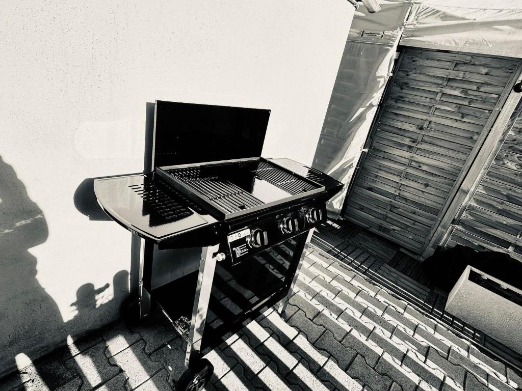 Televízia a/alebo spoločenská miestnosť v ubytovaní Résidence CAENEE, le dépaysement Naturiste en été avec l'atypique studio climatisé "vintage" en sous pente, sa "paillote" avec jacuzzi, entouré de verdure, planchagrill, transats, vélos gratuits, wifi 5G, Travel Proud LGBTQI, chiens admis