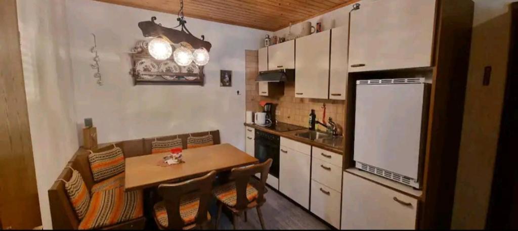 una pequeña cocina con mesa y nevera en Turmhaus Trieben Wohnung 1 en Trieben