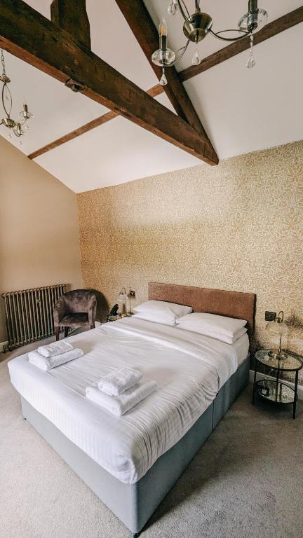 Postel nebo postele na pokoji v ubytování Oakhill Hotel