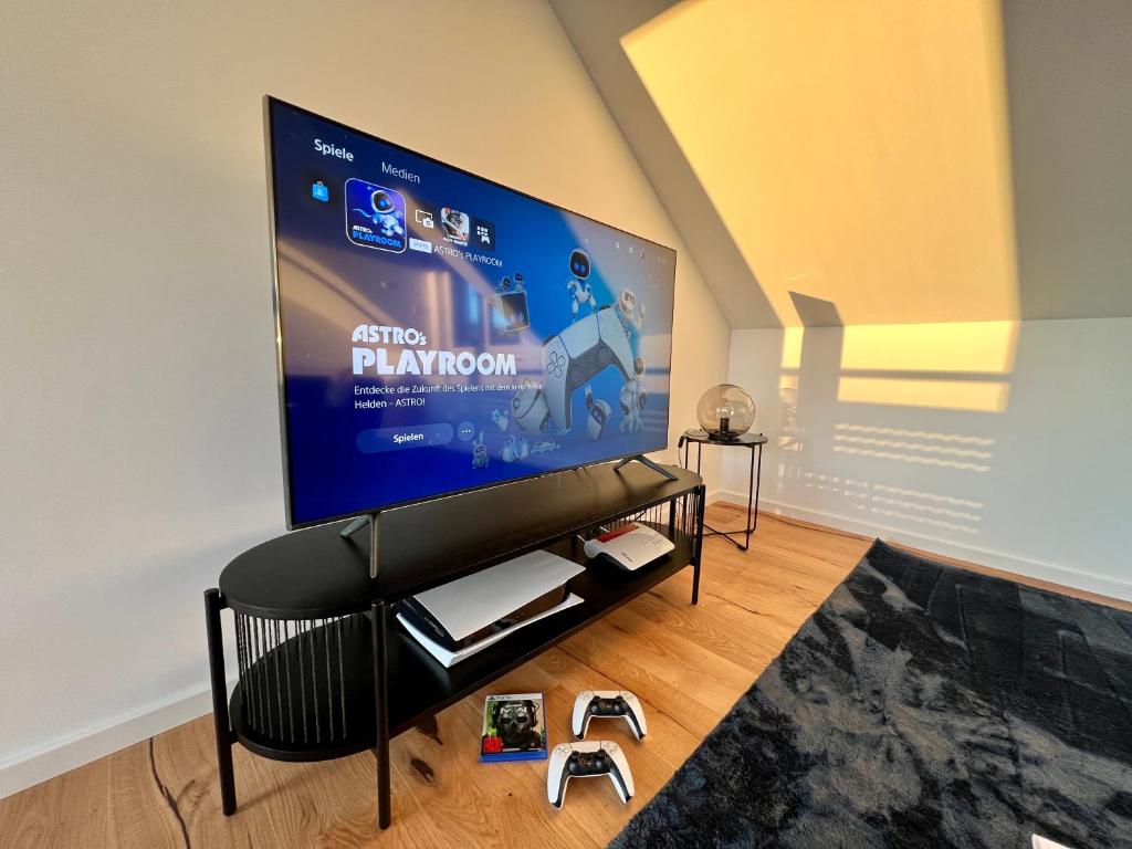 Televisi dan/atau pusat hiburan di Apartment Lili-PS5-Terrace-View-Bright-Kitchen-2xBedroom