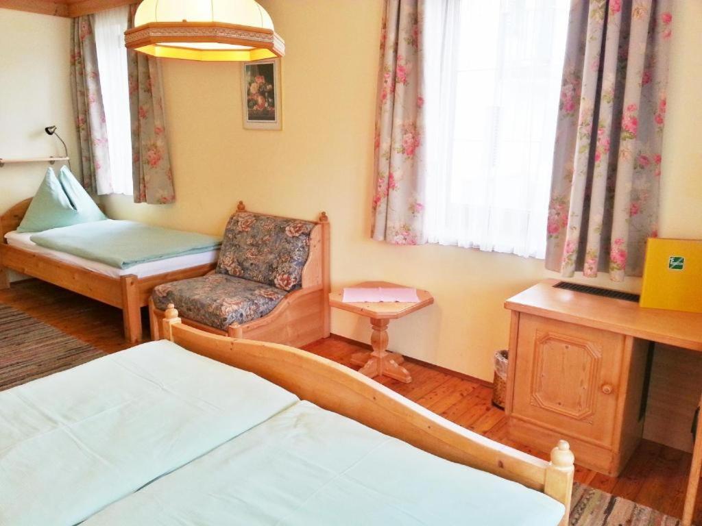 sala de estar con sofá y silla en Gasthof Dürregger, en Leiben