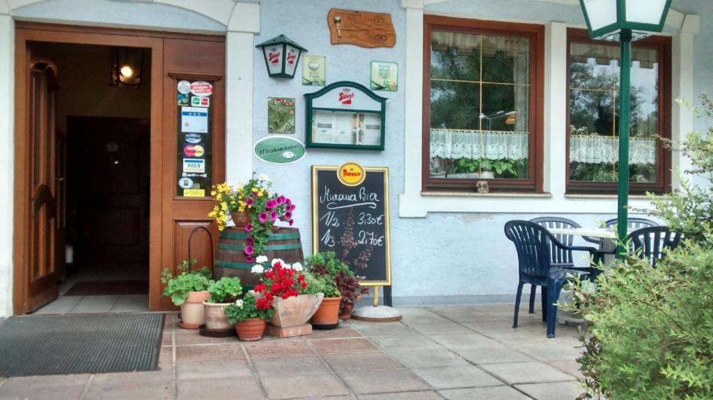 a restaurant with a table and chairs in front of a building at Gasthof Dürregger in Leiben