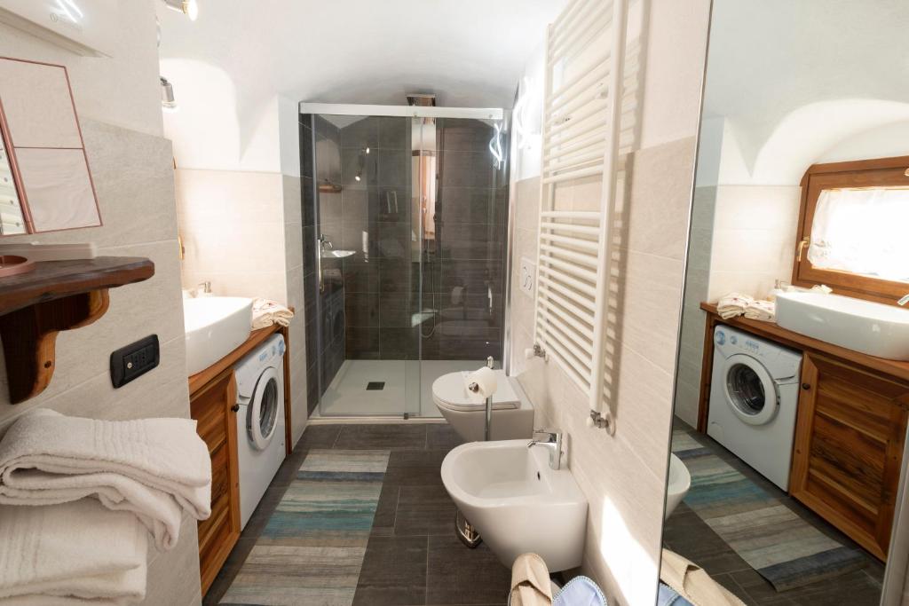 A bathroom at C'era una Volta