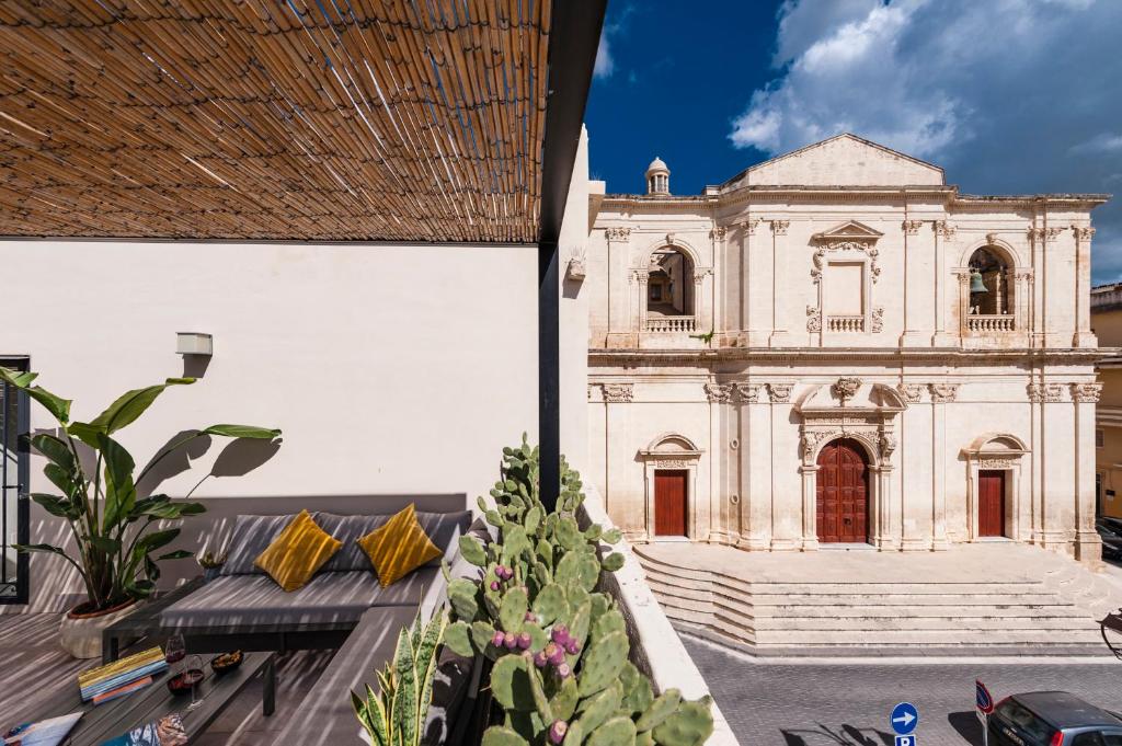 a building with a christmas tree in front of it at Casa San Lio in Noto