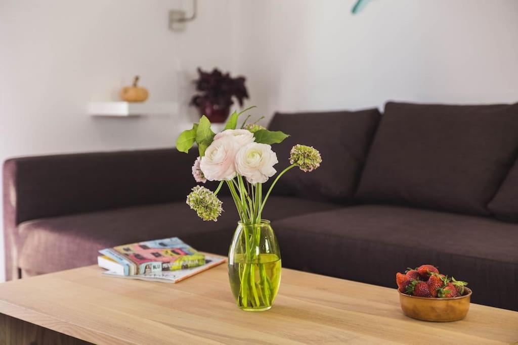 a vase of flowers sitting on a coffee table at Un letto a Gaeta - Appartamento a Serapo via Bologna in Gaeta