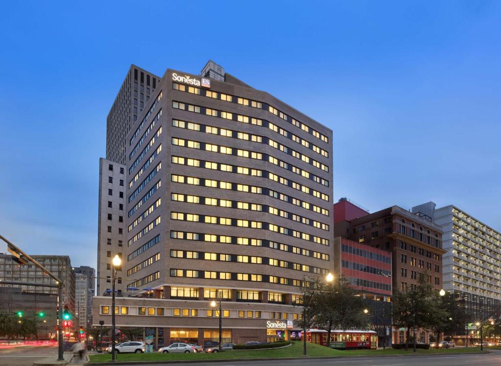 un edificio alto con muchas ventanas en una ciudad en Sonesta ES Suites New Orleans Downtown en Nueva Orleans