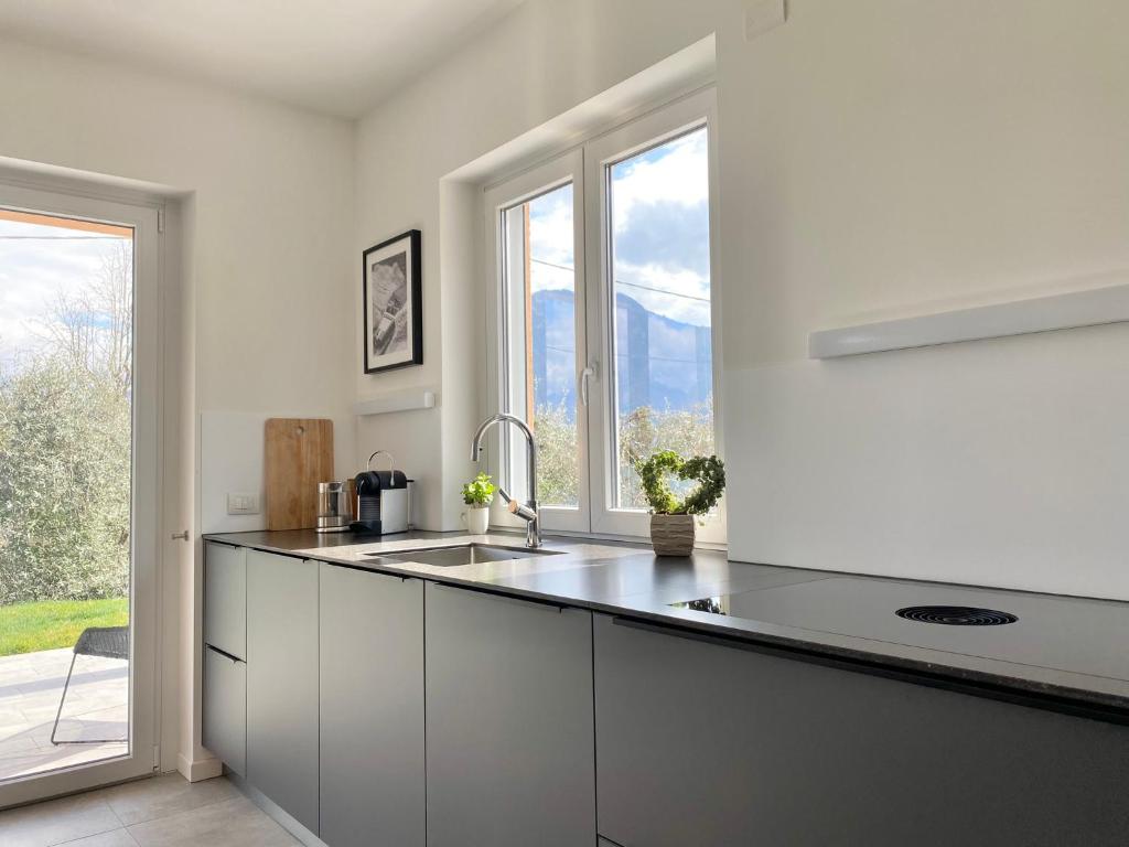 Kuchyň nebo kuchyňský kout v ubytování APARTMENT RIVA Lenno