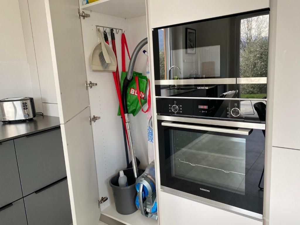 Kuchyň nebo kuchyňský kout v ubytování APARTMENT RIVA Lenno
