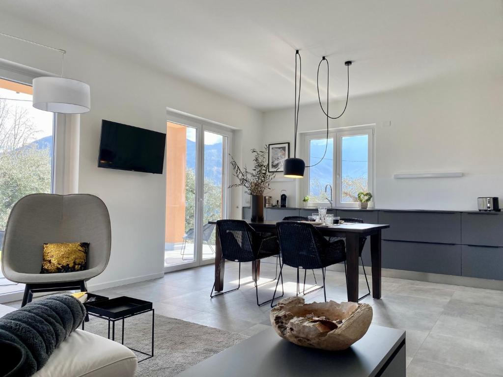 TV a/nebo společenská místnost v ubytování APARTMENT RIVA Lenno