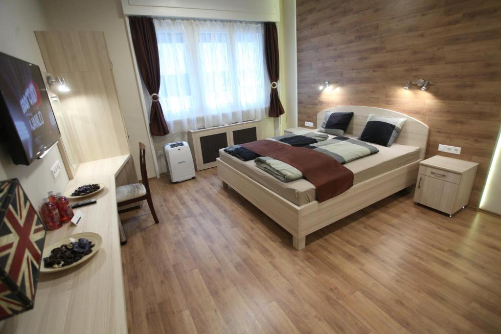 1 dormitorio con 1 cama y TV en d.Five Premium Studio in the Center, en Budapest