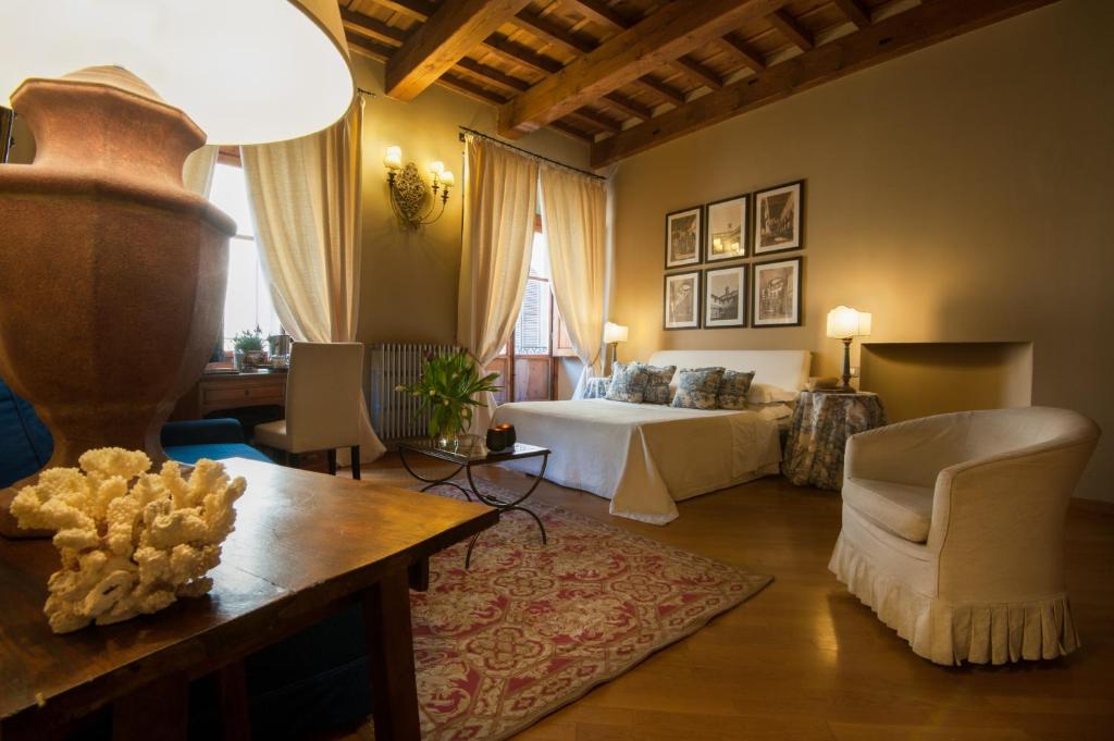 a hotel room with a bed and a table and chairs at Capri Moon Guest House in Florence