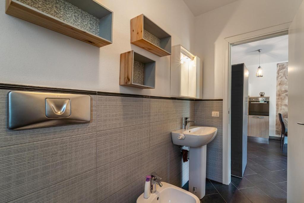 A bathroom at Open Space nel Sulcis
